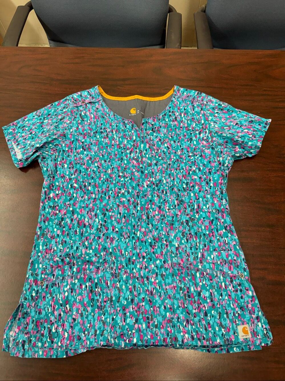 Carhartt Printed Short Sleeve V-Neck Scrub Top Size Small